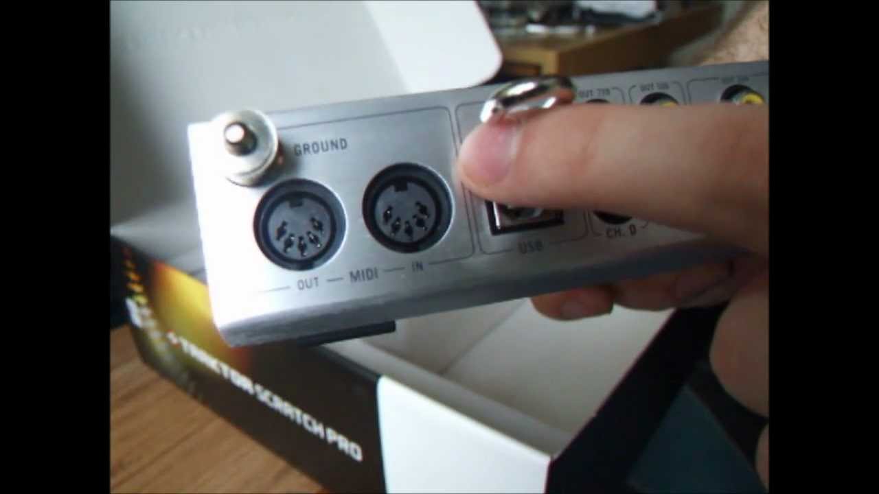 Traktor Scretch Pro with Audio 8 Dj (unboxing)