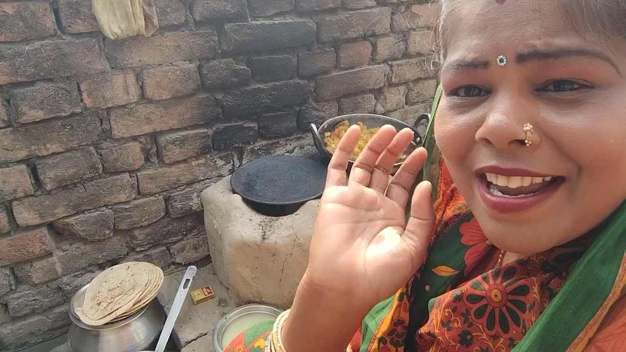 देखिये गैस नहीं मिलाने पर खाना कैसे बना रही चूल्हा पर |# mintu Raj vlog video dekhiye dosto # video 
