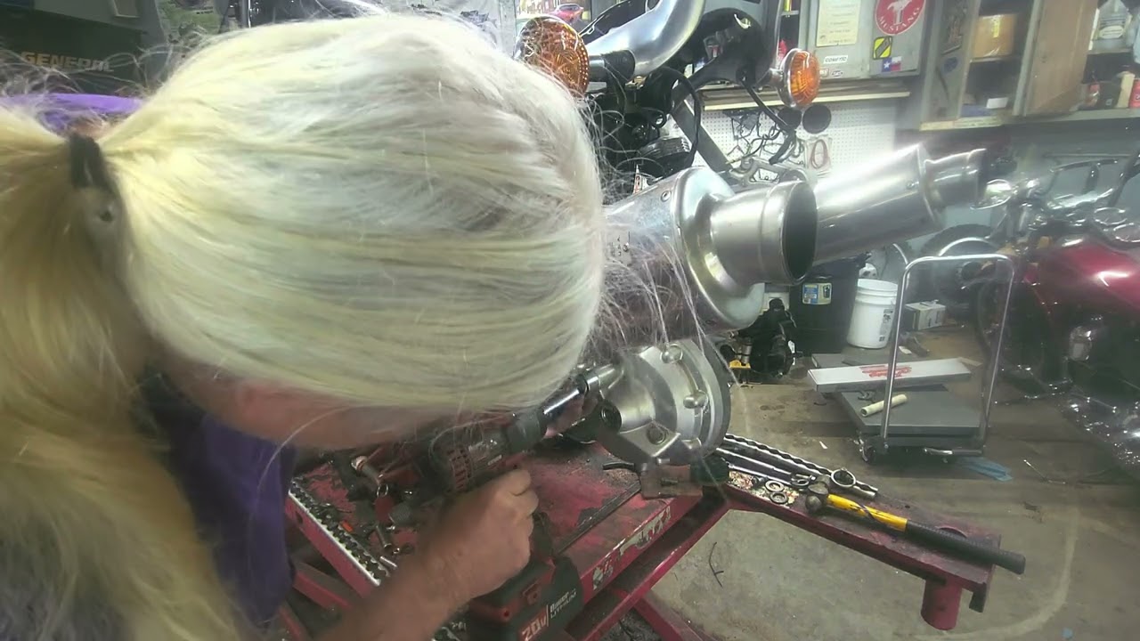 Vmax 1200 gas tank removal