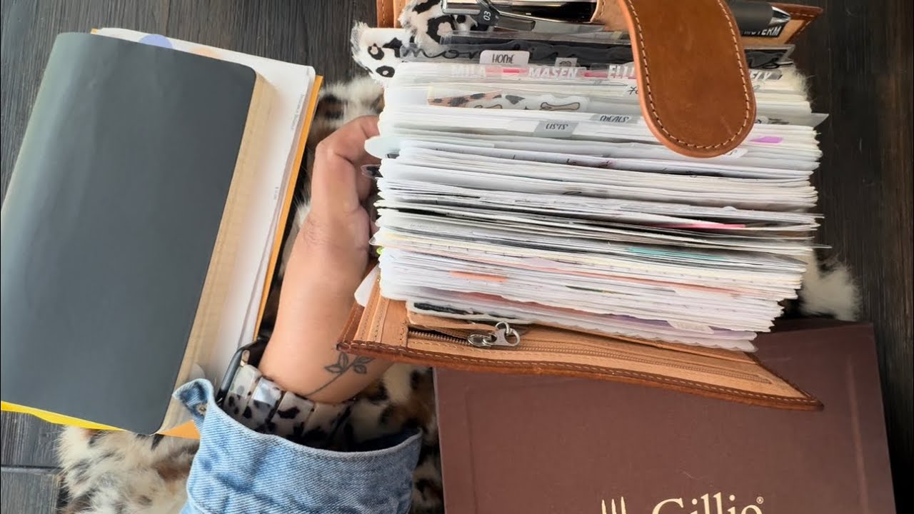 Болтливый 😔 Полуоткидные и сменные обложки для ежедневника. #gillio #ringsplanner #plannerflip