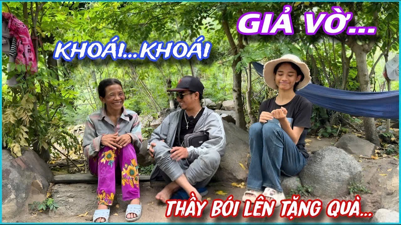 GIẢ VỜ làm thầy bói đem quà ĐẶT BIỆT lên NÚI cao tặng 2 mẹ con dân tộc xem cảm xúc thế nào../564