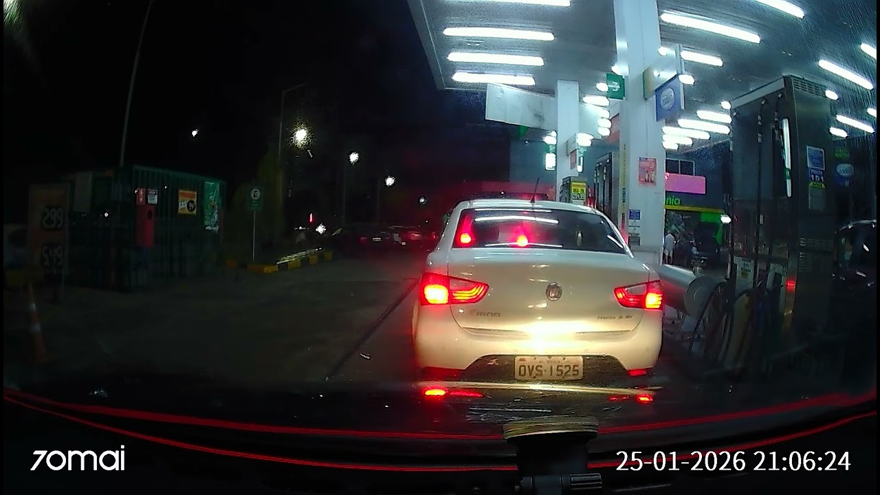 Parado em posto de gasolina, para abastecer. Em Brasília/DF.