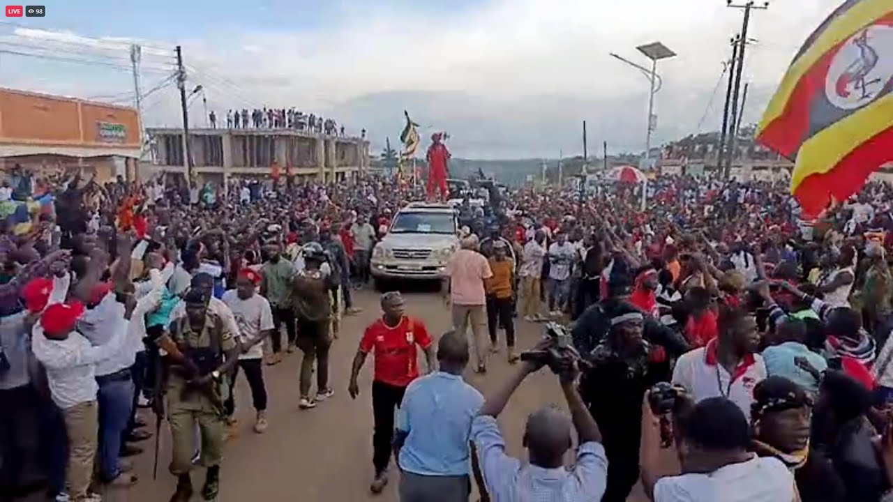 Bobiwine Shuts Down Kagadi district ! Massive Crowd flood the streets  on his Arrival