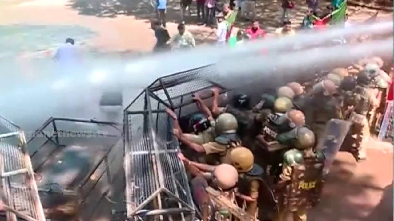 Teargas grenade falls on the wrong side - funny video | Kerala Police facing Yuva Morcha protests