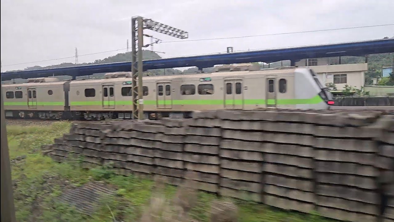 1154次北湖發車經由宜蘭線開往瑞芳的銀綠色微笑號EMU900型十輛一編組EMU940區間車，和1167次基隆發車經由山線開往苗栗的銀綠色微笑號EMU900型十輛一編組EMU949區間車