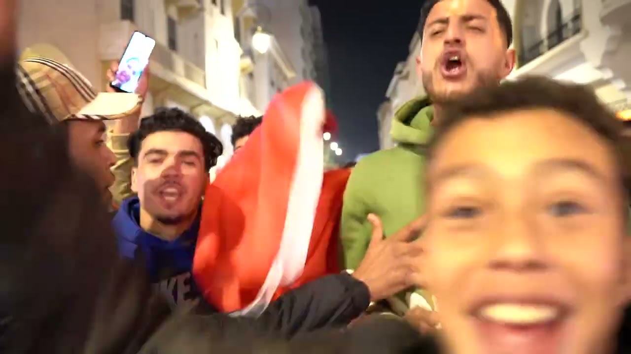 الجماهير المغربية جد سعيدة بانتصار المنتخب المغربي على المنتخب الكامروني و التاهل  لنصف النهاية.