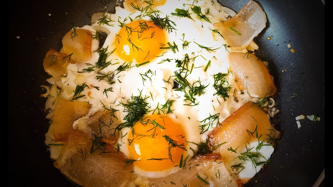 ЯЙЦА С САЛОМ И ЛУКОМ. Когда лень готовить жарю себе яйца. Просто, вкусно, сытно.