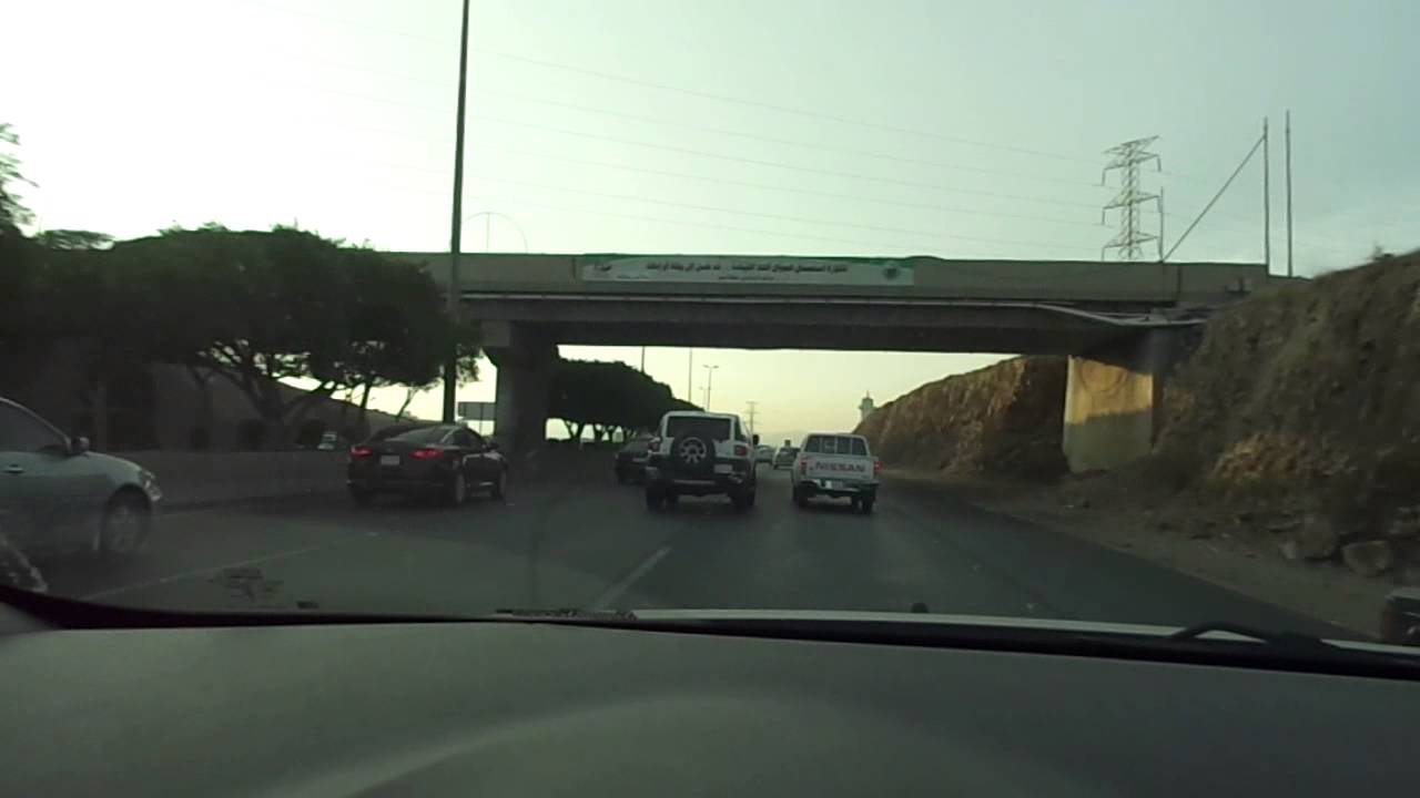 مطارده  بين سيارتين على طريق ابها الخميس