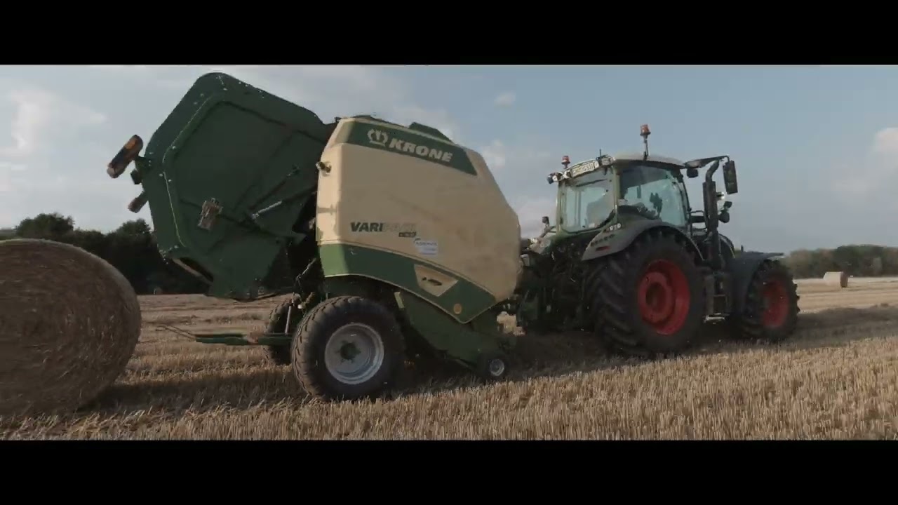 Fendt 516 Vario dreht Heuballen mit  Drohnensicht