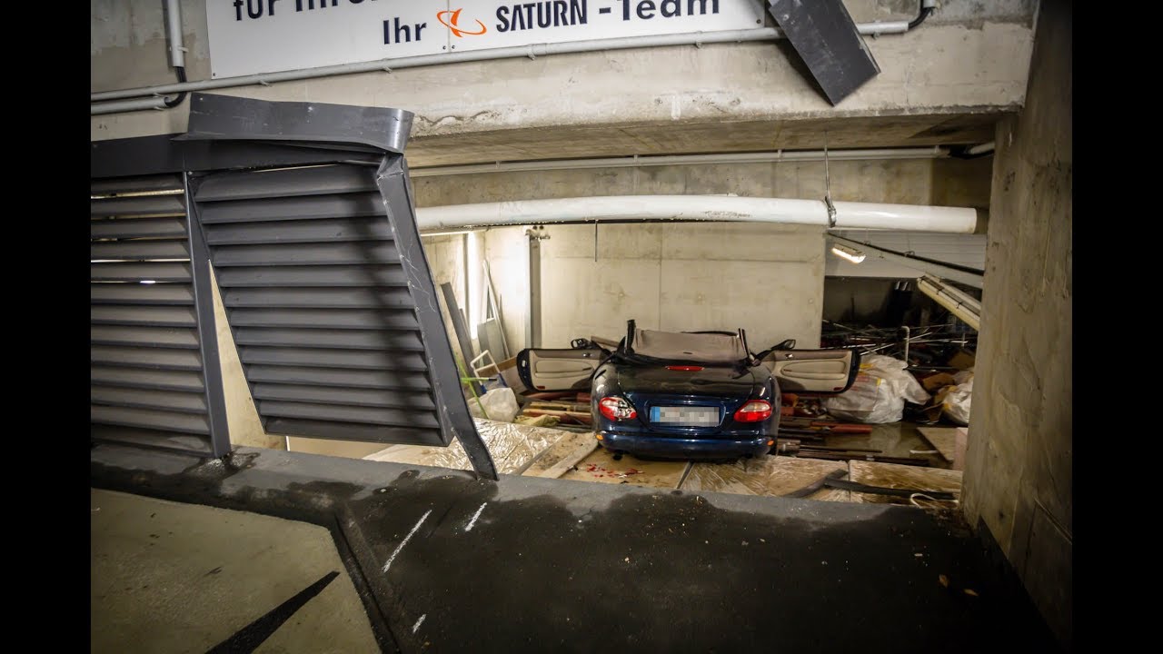 Mit Pkw ein Stockwerk abgest&uuml;rzt &ndash; Fahrer stirbt nach Unfall in Parkhaus