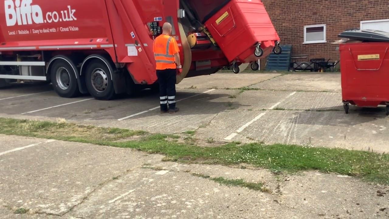 Biffa Bin lorry emptying Bins at Bermuda Holiday Park Hemsby WYC part 10