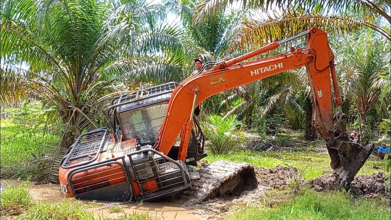 Skill operator saat keluarkan excavator dari lumpur rawa dalam