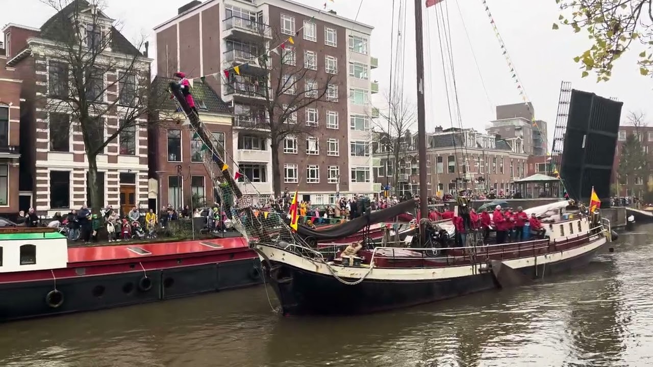 Sinterklaasintocht Groningen 2024 (2): De Pakjesboot vaart Groningen binnen!
