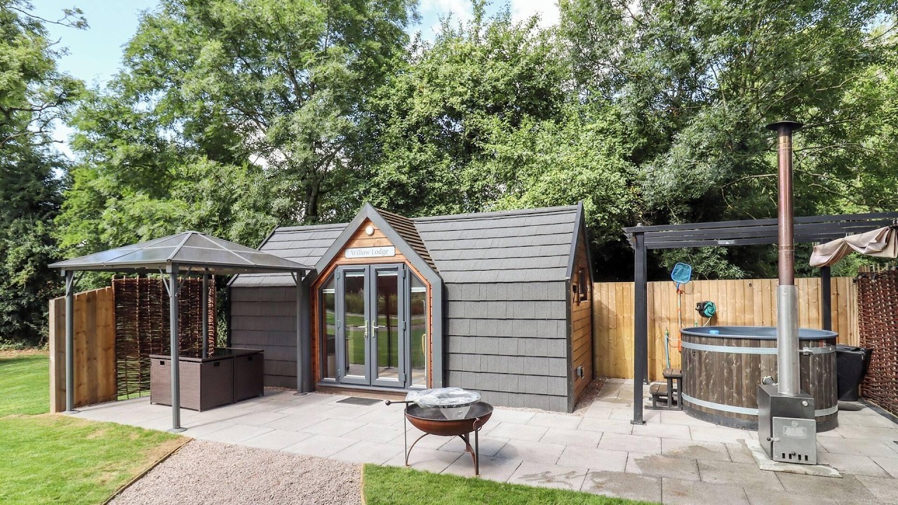 Willow Lodge At Bridge Lake Farm & Fishery, Banbury, United Kingdom | Travel With Kiara