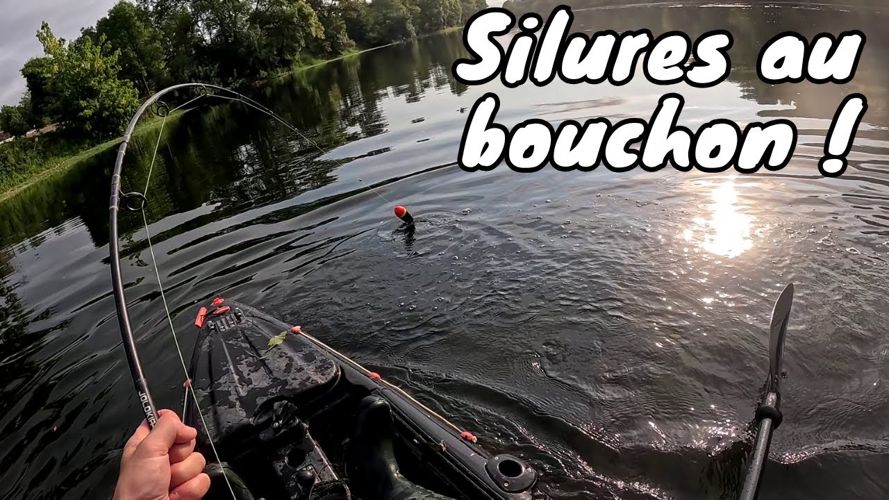 PÊCHE du SILURE au BOUCHON ! combat de fou en kayak !