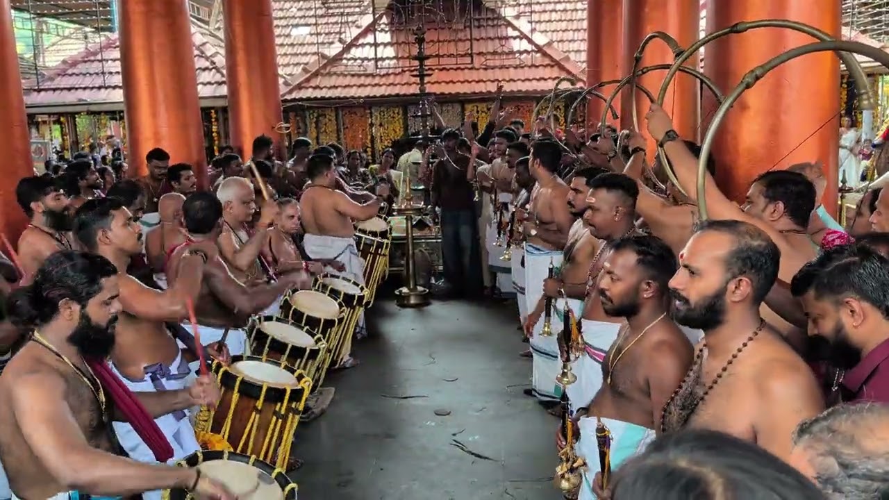 ഉഗ്രരൂപിണിയായ് എളമക്കരയിൽ വാഴും അമ്മയുടെ താലപ്പൊലി മഹോത്സവം