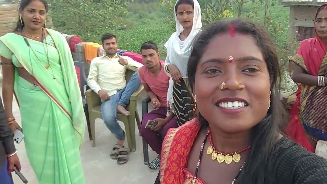 हेलो गाइस आप लोग देख सकते हैं सविता मंडल के घर पर बहुत सारे युटुब लोग आए हैं