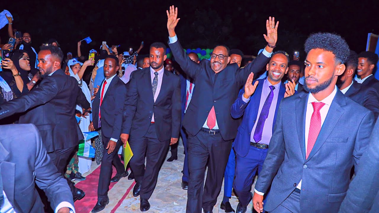 Siciid Cabdulaahi Deni oo Caawa Garoowe Shitay Gantaalo Karbaash ahna Hawada u Mariyay Hassan Sheikh