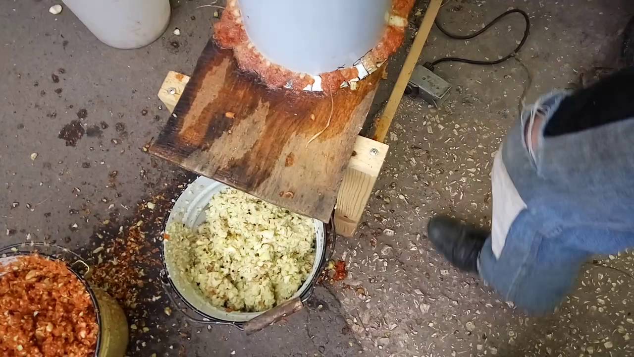 Самодельная соковыжималка яблок. Дробилка и пресс.