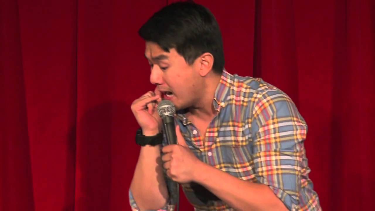 ШУТКИ: Ронни Чиенг рассказывает маме о технологиях на Comedy Gives Back 2013