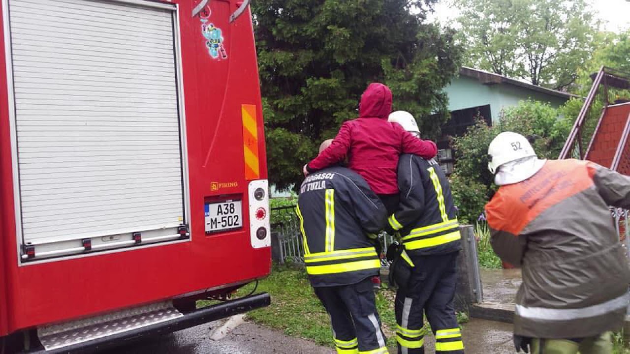 Tuzlanski vatrogasci iz poplava spasili pet osoba, na području grada