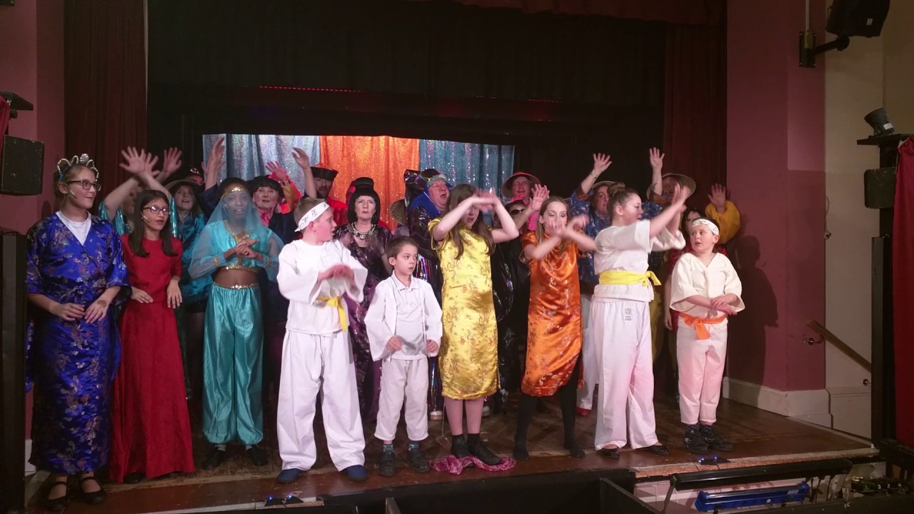The cast of Aladdin 2017 sing Reach!