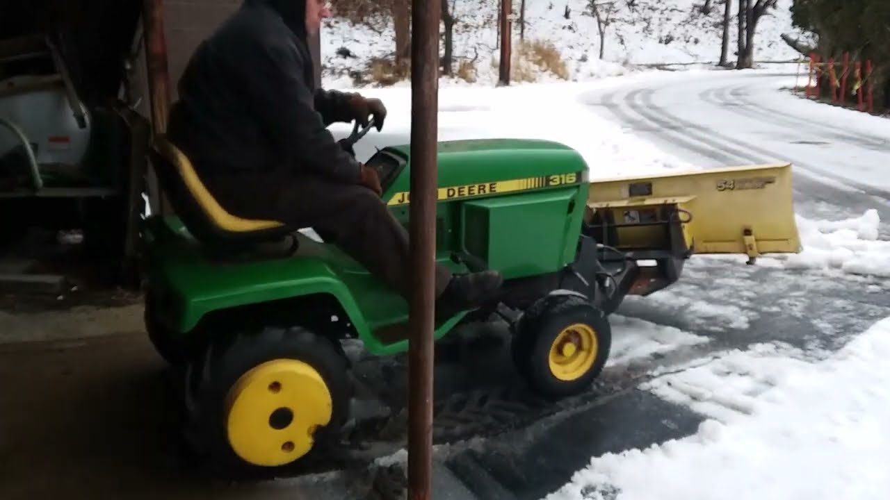 Уборка снега садовым трактором John Deere 316