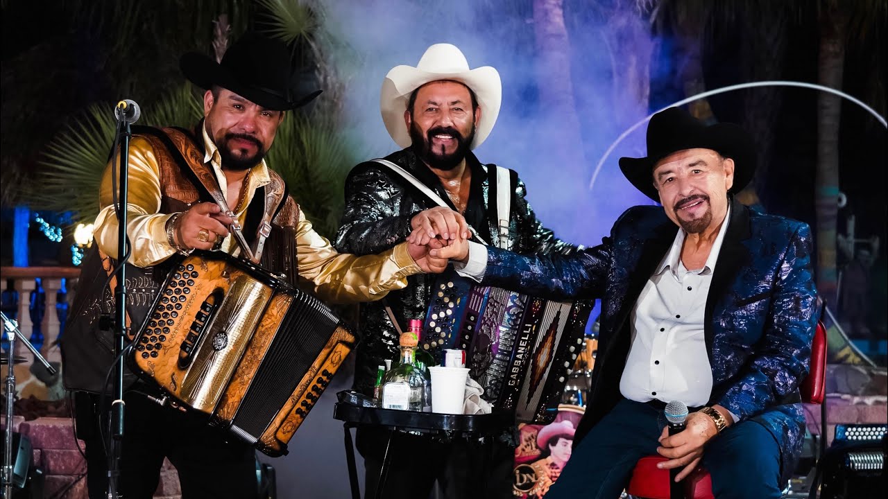 Intrusso De Nuevo Leon-Los Traileros De Norte-Los Astros De China - Popurrí Carlos Y Jose (En Vivo)