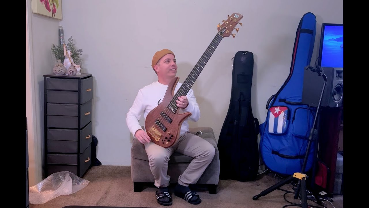 Fodera Unboxing ( Monarch Custom 6 Strings)