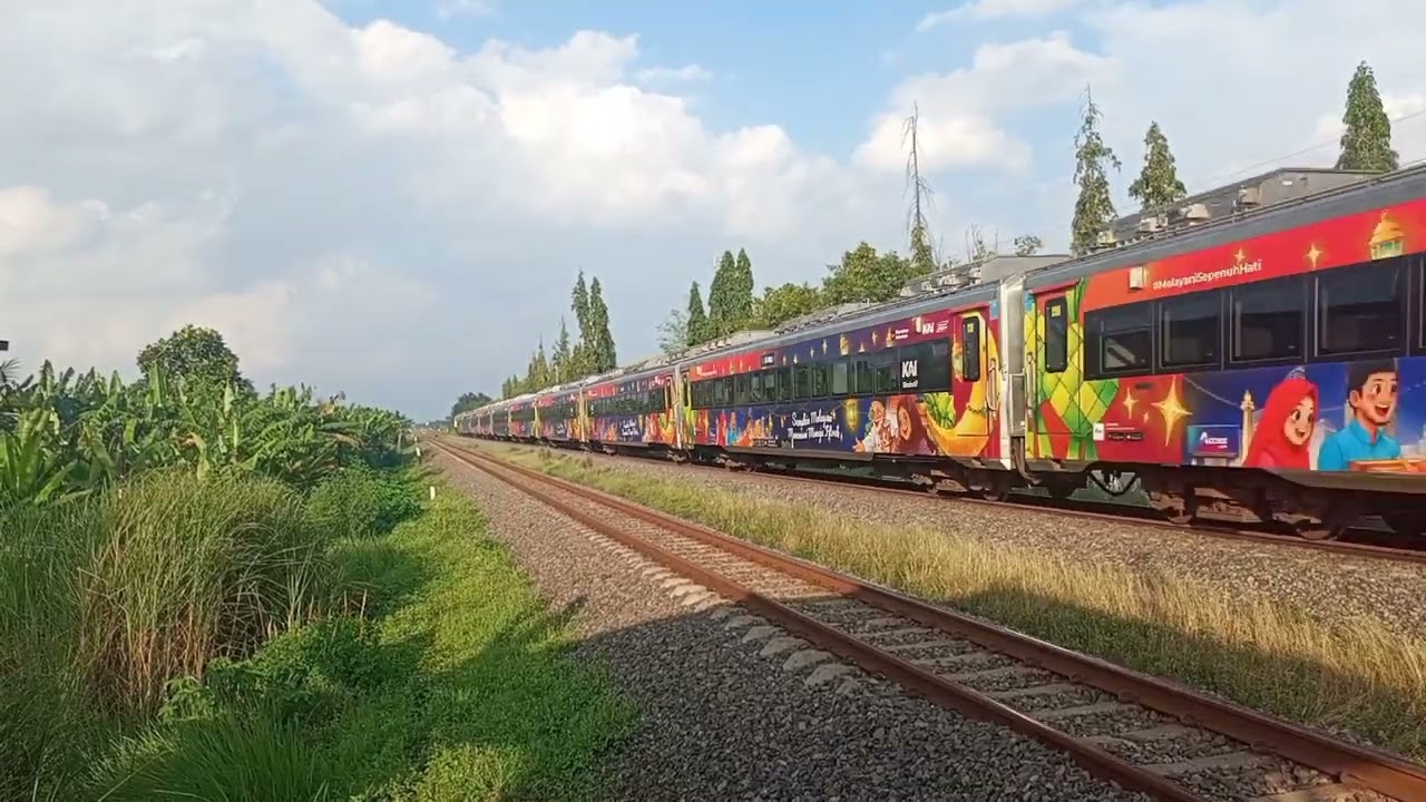 Ngabuburit Detik Detik Kereta Api Melintas di Sore Ramadhan Keempat Belas Suasana Menjelang Berbuka!