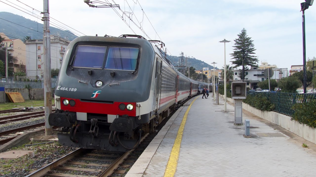 Intercity giorno in doppia sezione a Cefalù 