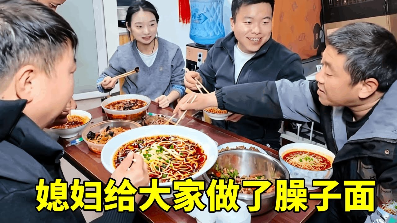 工地的活即将要结束了，媳妇做了臊子面，叫大家来聚个餐【塔吊于野】