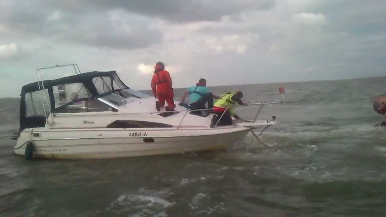 KNRM Marken kaapt een sleep van de bergers. Ze noemen dat een reddingsaktie.