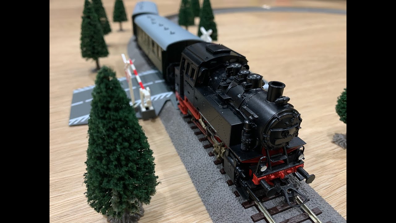 Unboxing the Roco H0 train analog start set and running the steam locomotive class 80.