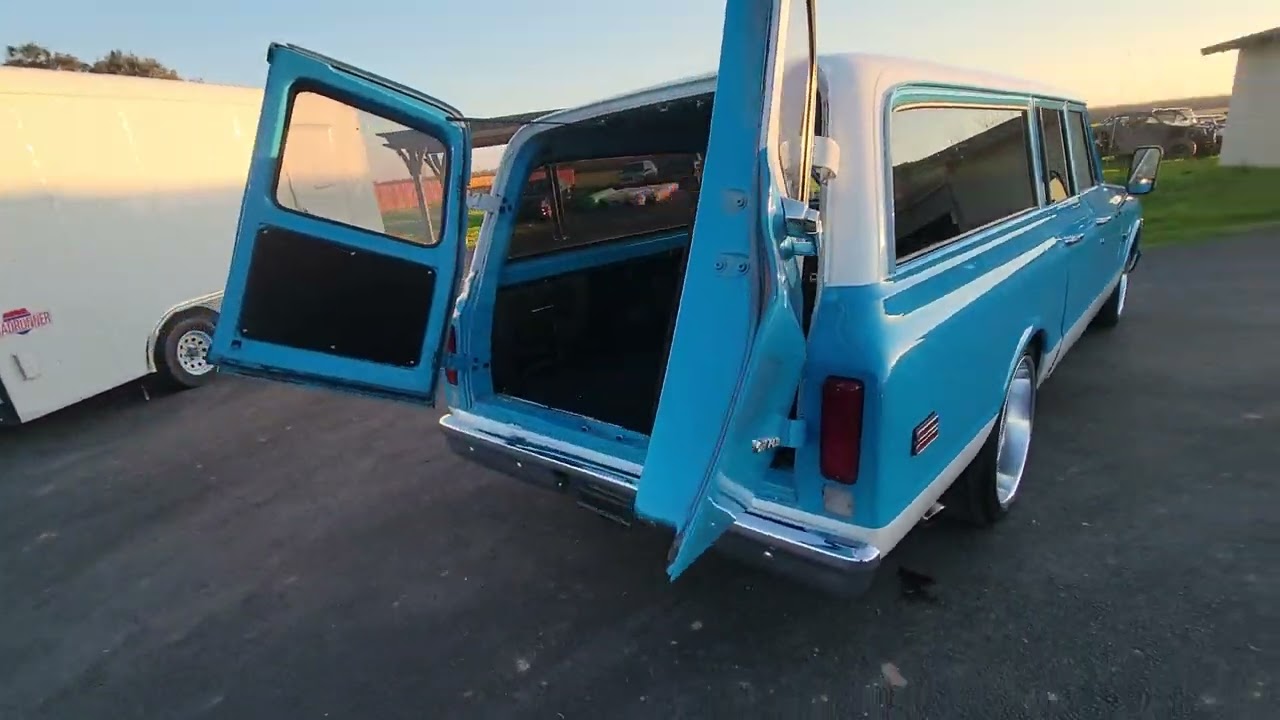 sold 1972 RESTOMOD 572 BIG BLOCK SUBURBAN. CALL 916 856 7931. VICTORY LAP CLASSIC ON INSTAGRAM