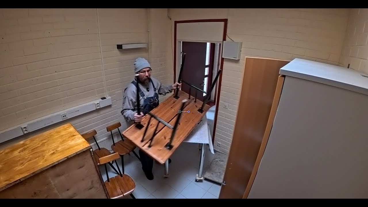 Vanhennetaan puuta ja puuhastellaan verstaalla. Sit löytyi vintage hifiä 0€ hintaan.