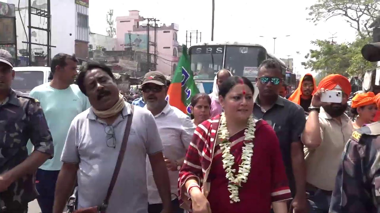 Election campaign by Smt. Agnimitra Paul at Mahabirsthan Mandir, Hutton Road, Asansol. #Vote4BJP