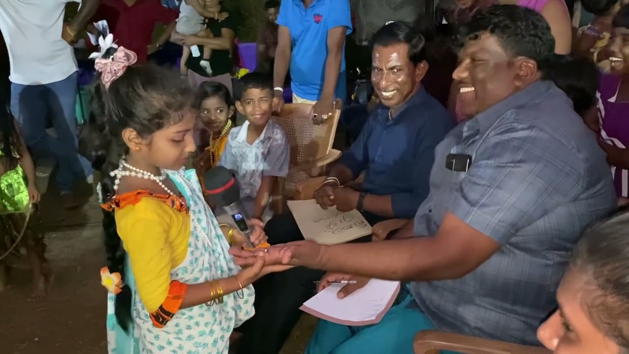 උත්සවයට පැමිනි සියල්ල හිනැස්සූ පුංචි සාස්තරකාරි