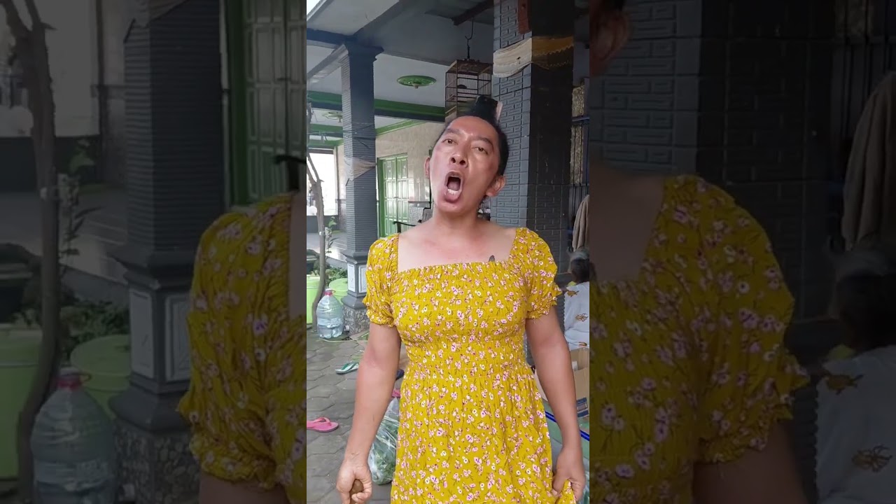 Mak karno karno dapat oleh -oleh dari Artis lagi, siapa kira-kira ya