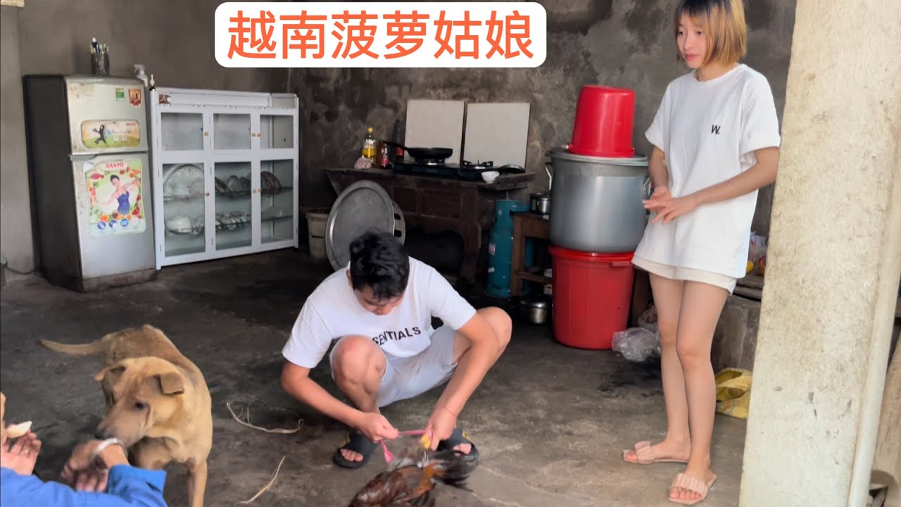 越南賣菠蘿姑娘第一次來我們家玩，阿輝奶奶很喜歡跟她講故事。