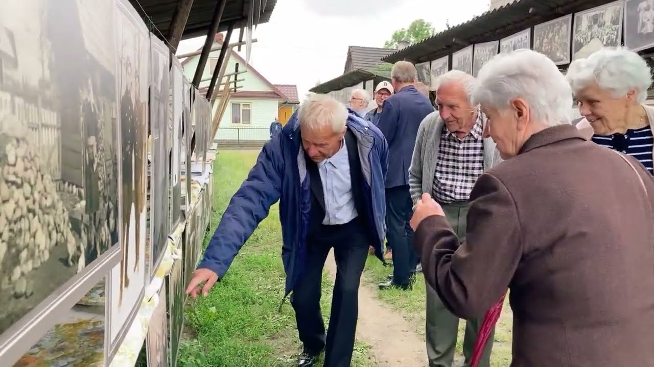 Narew dawniej i dziś - wystawa starych fotografii oraz wystawa starych samochodów i motocykli.