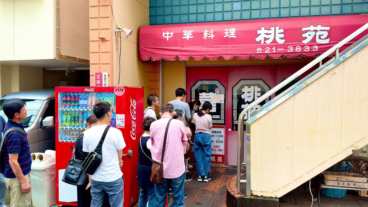 １日８００個即完売。開店前からの大行列の巨大餃子の町中華に潜入...