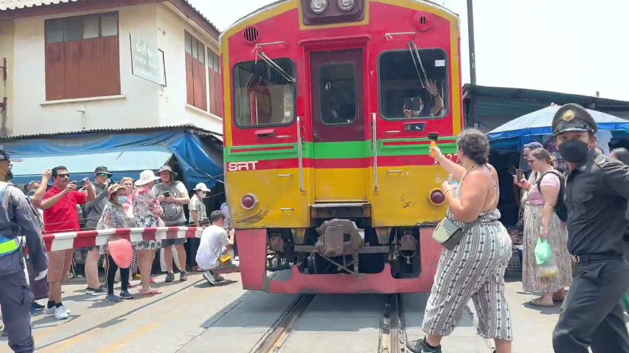 บรรยากาศเก่ากลับมาแล้ว พามาดูรถไฟตลาดร่มหุบแม่กลอง Maeklong Railway Market