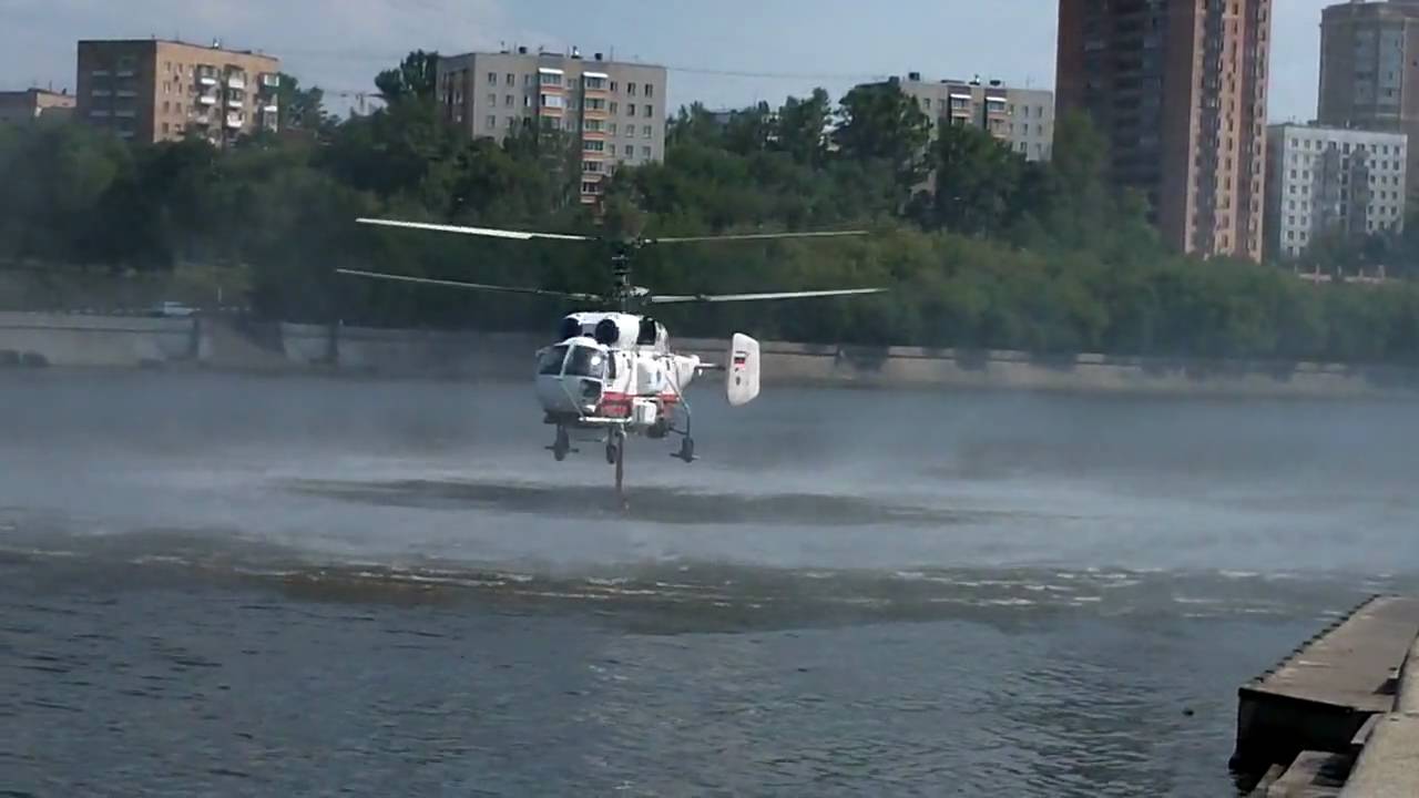 Пожарный вертолёт берёт воду