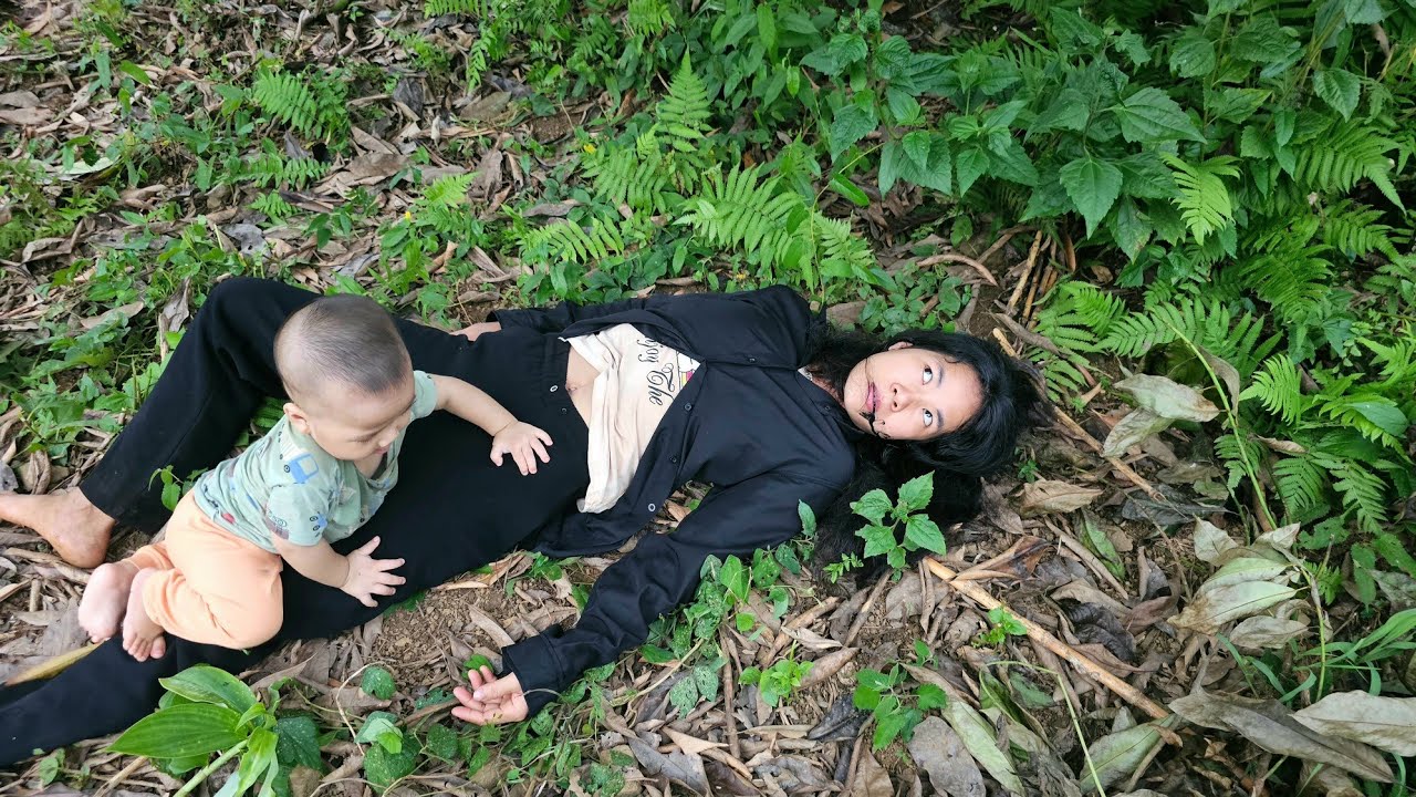 18 year old single mother: Strange woman lost in the forest - danger comes from forest fruits