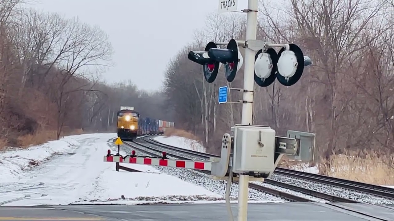 CSX 5103 leads westbound intermodal I017 across pottery with a horn show
