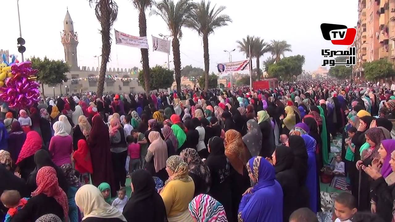 الآلاف يؤدون صلاة عيد الفطر بمسجد عمرو بن العاص