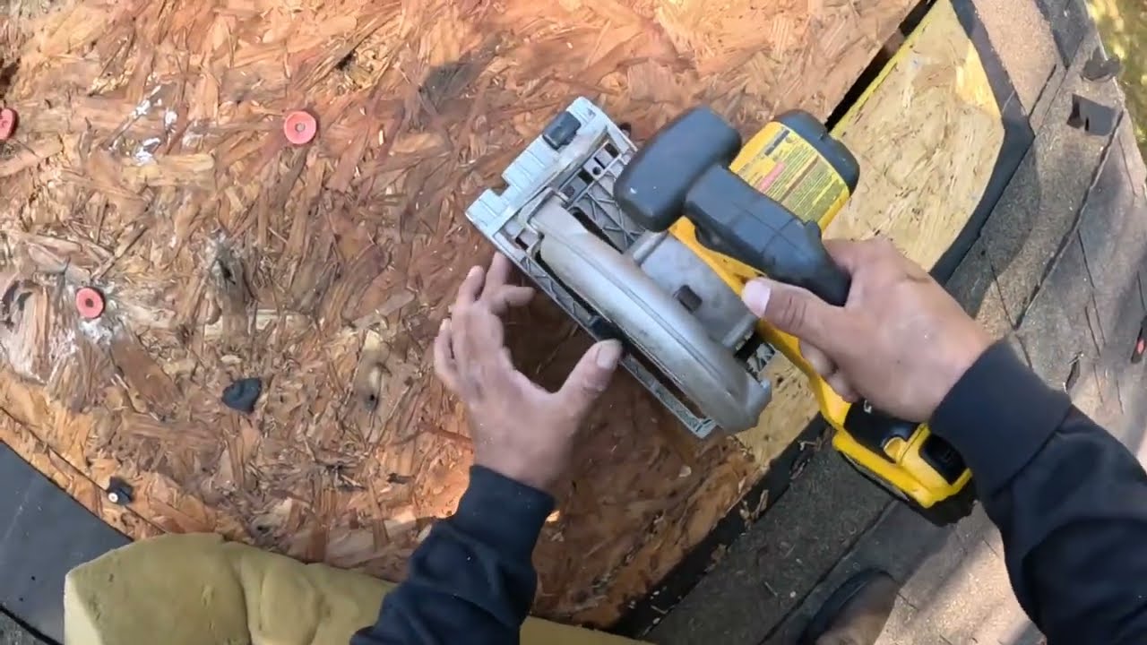 Roof Leak Repair. / The most common source of a roof leak. / El roof leak mas comun.