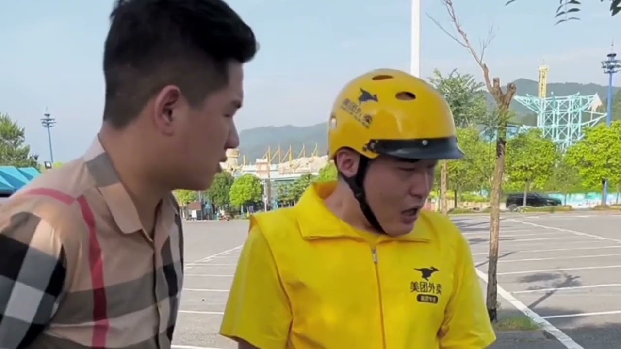 外卖小哥回家看父亲几天回来，女朋友就跟房东的儿子好上了。 #一定要看到最后 #传递正能量