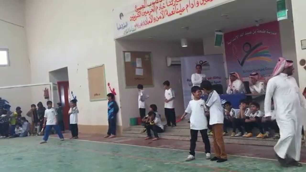 سباق التتابع ضمن فعاليات الاسبوع الاولمبي في مدرسة طلحة بن عبيدالله بعرعر